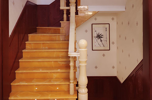 达州中式别墅室内汉白玉石楼梯的定制安装装饰效果